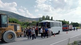 Afyonkarahisar'da Midibüs ile Kamyon Çarpıştı: 7 Kişi Yaralandı!