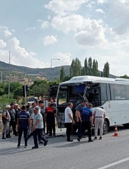 Afyonkarahisar'da Midibüs ile Kamyon Çarpıştı: 7 Kişi Yaralandı!