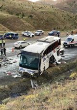 Ağrı &Ccedil;ıkışlı Yolcu Otob&uuml;s&uuml; Sivas'ta Kaza Yaptı! 4 Kişi Hayatını Kaybetti, 33 Kişi Yaralandı