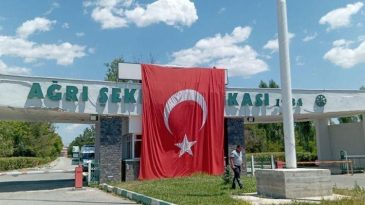 Ağrı'da Ter&ouml;rs&uuml;z T&uuml;rkiye vurgusu! T&uuml;rk bayraklarıyla donatıldı