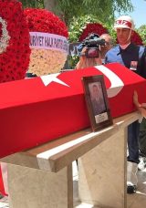 Akhisarlı Şehit Son Yolculuğuna Uğurlandı&hellip; Şehidin Kızının Son Bakışı Y&uuml;rekleri Dağladı