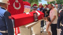 Akhisarlı Şehit Son Yolculuğuna Uğurlandı… Şehidin Kızının Son Bakışı Yürekleri Dağladı