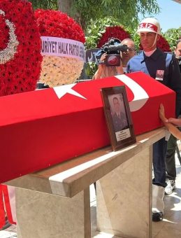 Akhisarlı Şehit Son Yolculuğuna Uğurlandı… Şehidin Kızının Son Bakışı Yürekleri Dağladı