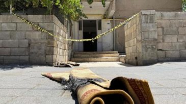 Akıllara durgunluk veren olay: Kızının &uuml;zerine benzini d&ouml;kt&uuml;, t&uuml;m aile alevler i&ccedil;inde kaldı