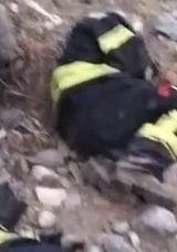 Alevlerle Uykusuz M&uuml;cadele Eden İtfaiyeciler Yerde Yatarak Dinlendi