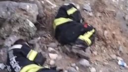 Alevlerle Uykusuz Mücadele Eden İtfaiyeciler Yerde Yatarak Dinlendi