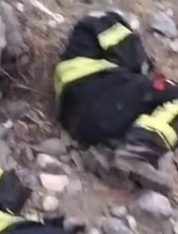 Alevlerle Uykusuz Mücadele Eden İtfaiyeciler Yerde Yatarak Dinlendi