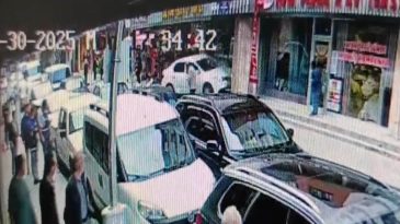 Alkoll&uuml; s&uuml;r&uuml;c&uuml; şehri birbirine kattı… 2 &ccedil;ocuk otomobilin altında kalmaktan son anda kurtuldu