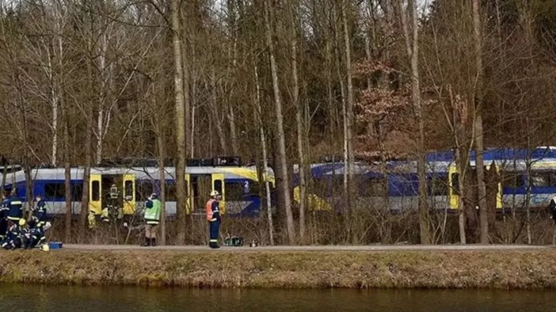 Almanya'da yolcu treni devrildi: Çok sayıda ölü ve yaralı var