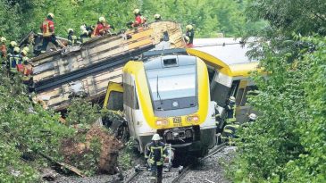 Almanya&rsquo;da Yolcu Treni Raydan &Ccedil;ıktı