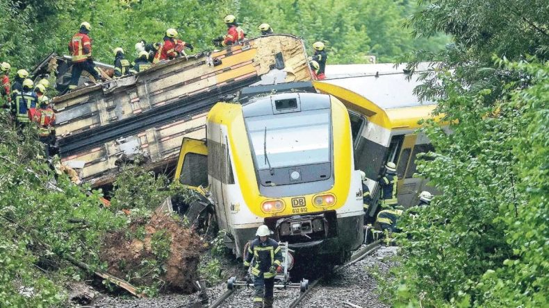 Almanya’da Yolcu Treni Raydan Çıktı
