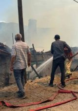 Anızda &Ccedil;ıkan Yangın, Asırlık D&uuml;ğmeli Evleri K&uuml;l Etti