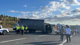 Ankara'da Korkunç Kaza! Servis Minibüsü Feci Bir Çarpışma Yaşadı: Can Kaybı ve Yaralılar Var