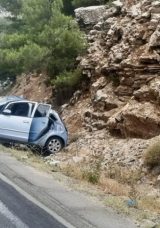 Antalya'da Kaza! Otomobil Kayalıklara &Ccedil;arptı: Yaralılar Bulundu