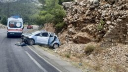 Antalya'da Kaza! Otomobil Kayalıklara Çarptı: Yaralılar Bulundu