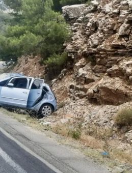 Antalya'da Kaza! Otomobil Kayalıklara Çarptı: Yaralılar Bulundu