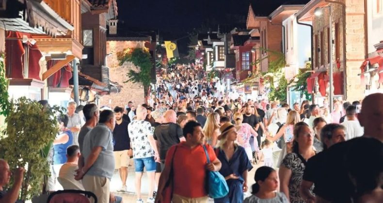 Antalya’ya Turist Akını