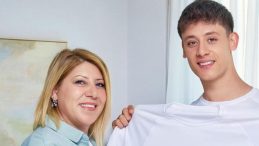 Arda Güler, Annesiyle Reklam Önünde!