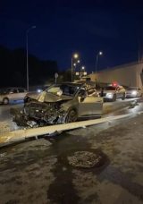 Arnavutk&ouml;y'de Otomobil Elektrik Direğine &Ccedil;arptı: 2 Yaralı