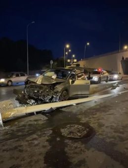 Arnavutköy'de Otomobil Elektrik Direğine Çarptı: 2 Yaralı