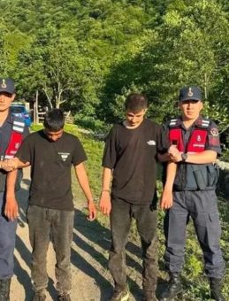 Artvin’de Yasa Dışı Geçiş: 2 Kaçak Göçmen Ormanlık Alanda Yakalandı