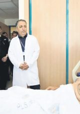 Aslanın Saldırdığı &Ccedil;ift&ccedil;inin Kopan Kulağı Yeniden Dikildi