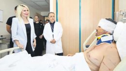 Aslanın Saldırdığı Çiftçinin Kopan Kulağı Yeniden Dikildi
