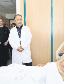 Aslanın Saldırdığı Çiftçinin Kopan Kulağı Yeniden Dikildi