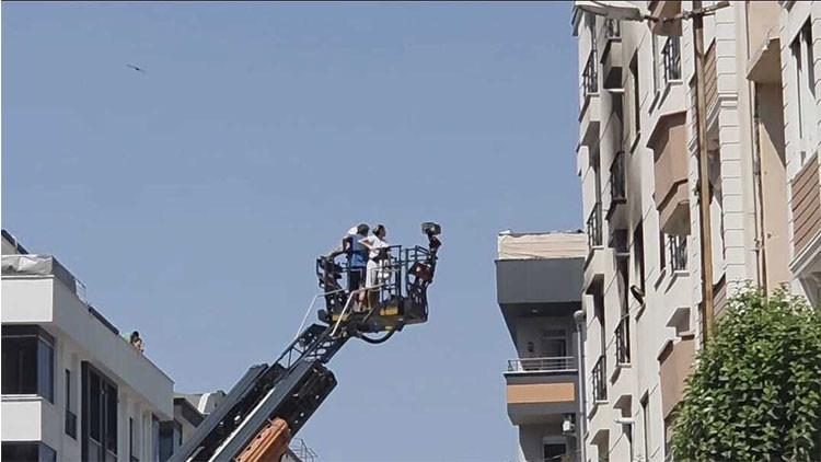 Avcılar'da 5 Katlı Binada Yangın: 2 Kişi Pencereden Atladı, 1'i Ağır 3 Yaralı Var