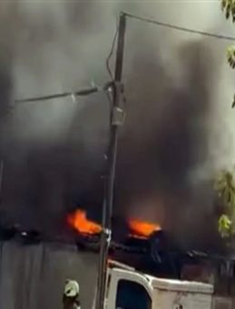Avcılar’da Otomobil Boya Atölyesi Alev Alev Yandı: İki Araç Kullanılamaz Hale Geldi