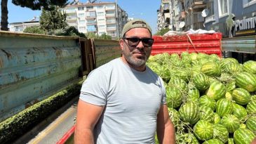 Babasının &ouml;l&uuml;m yıld&ouml;n&uuml;m&uuml;nde dağıttı! Hem &ccedil;ift&ccedil;i hem de vatandaş mutlu oldu
