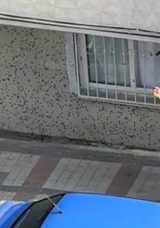 Bağcılar'da S&uuml;r&uuml;c&uuml;lerin Kavgası: Sopa Darbesiyle Yere D&uuml;şt&uuml;!