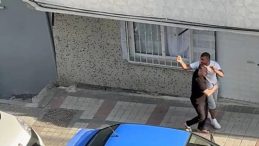 Bağcılar'da Sürücülerin Kavgası: Sopa Darbesiyle Yere Düştü!