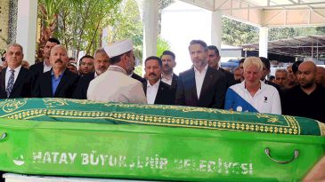 Bakan Bayraktar, Teyzesinin Cenaze T&ouml;renine Katıldı