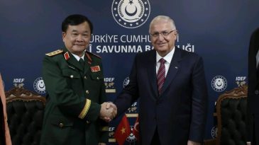 Bakan G&uuml;ler, IDEF'te Vietnam ve Pakistanlı Yetkilileri Kabul Etti