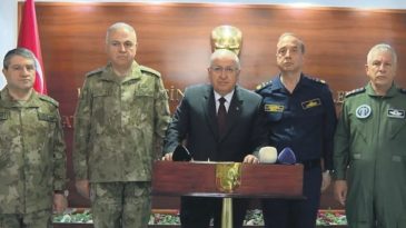 Bakan G&uuml;ler ve Komutanlar B&ouml;lgeye Gitti