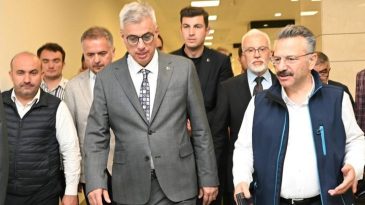Bakan Memişoğlu, Eskişehir'deki orman yangınında yaralanan iş&ccedil;iyi hastanede ziyaret etti