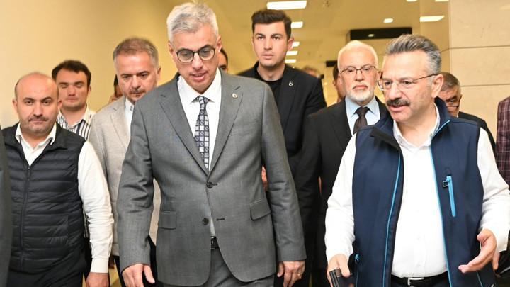 Bakan Memişoğlu, Eskişehir'deki orman yangınında yaralanan işçiyi hastanede ziyaret etti