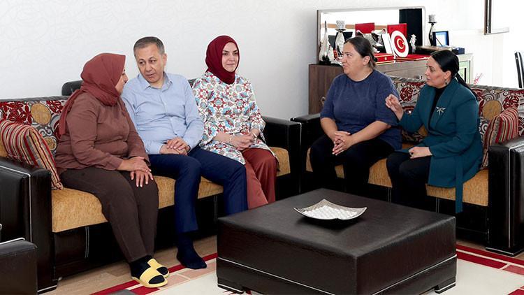 Bakan Yerlikaya, Şehit Çarşı ve Mahalle Bekçisi Halil Kara'nın Ailesini Ziyaret Etti