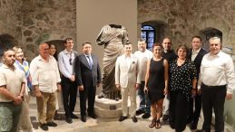 Balıkçı Ağına Takılan 2500 Yıllık Bronz Heykel İlk Kez Sergilendi