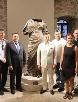 Balıkçı Ağına Takılan 2500 Yıllık Bronz Heykel İlk Kez Sergilendi