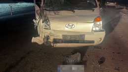 Balıkesir'de Otomobil, Karşı Şeritten Gelen İki Araçla Çarpıştı: 1 Kişi Hayatını Kaybetti, 7 Kişi Yaralandı