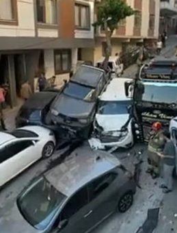 Başakşehir'de Vinç Park Halindeki 18 Araca Çarptı