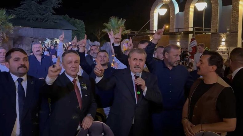 BBP Genel Başkanı Destici Düğün Töreninde Türkü Söyledi
