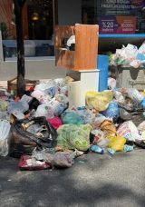 Beşiktaş Belediyesi İş&ccedil;ileri, Maaşlarını Alamadıkları İ&ccedil;in İş Bıraktı; İl&ccedil;ede &Ccedil;&ouml;p Dağları G&ouml;r&uuml;ld&uuml;