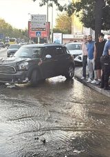 Beşiktaş'ta Otomobil Yangın Musluğuna &Ccedil;arptı! Cadde G&ouml;lle D&ouml;nd&uuml;