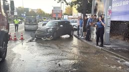 Beşiktaş'ta Otomobil Yangın Musluğuna Çarptı! Cadde Gölle Döndü