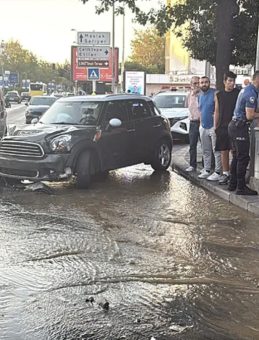 Beşiktaş'ta Otomobil Yangın Musluğuna Çarptı! Cadde Gölle Döndü