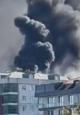 Beylikd&uuml;z&uuml;'nde 8 Katlı Apartmanın Terasında Yangın Başladı: Alevler İki Daireyi Sardı!