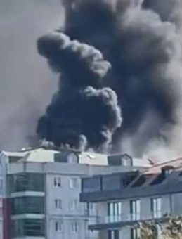 Beylikdüzü'nde 8 Katlı Apartmanın Terasında Yangın Başladı: Alevler İki Daireyi Sardı!